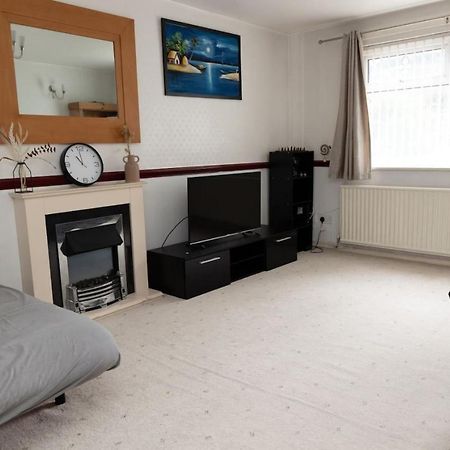 3 Bed Home Sleeps 8 People Located 1 Min From Train Stop - Otley Terrace 올덤 외부 사진