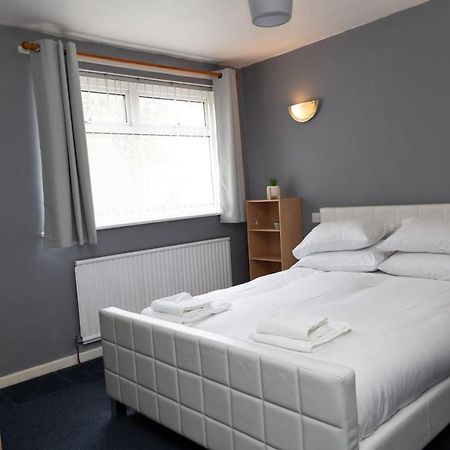 3 Bed Home Sleeps 8 People Located 1 Min From Train Stop - Otley Terrace 올덤 외부 사진
