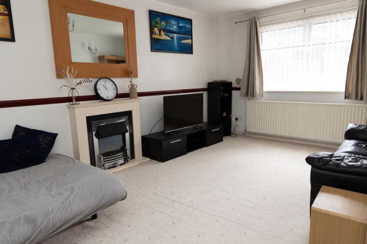3 Bed Home Sleeps 8 People Located 1 Min From Train Stop - Otley Terrace 올덤 외부 사진