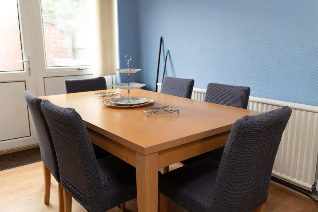 3 Bed Home Sleeps 8 People Located 1 Min From Train Stop - Otley Terrace 올덤 외부 사진