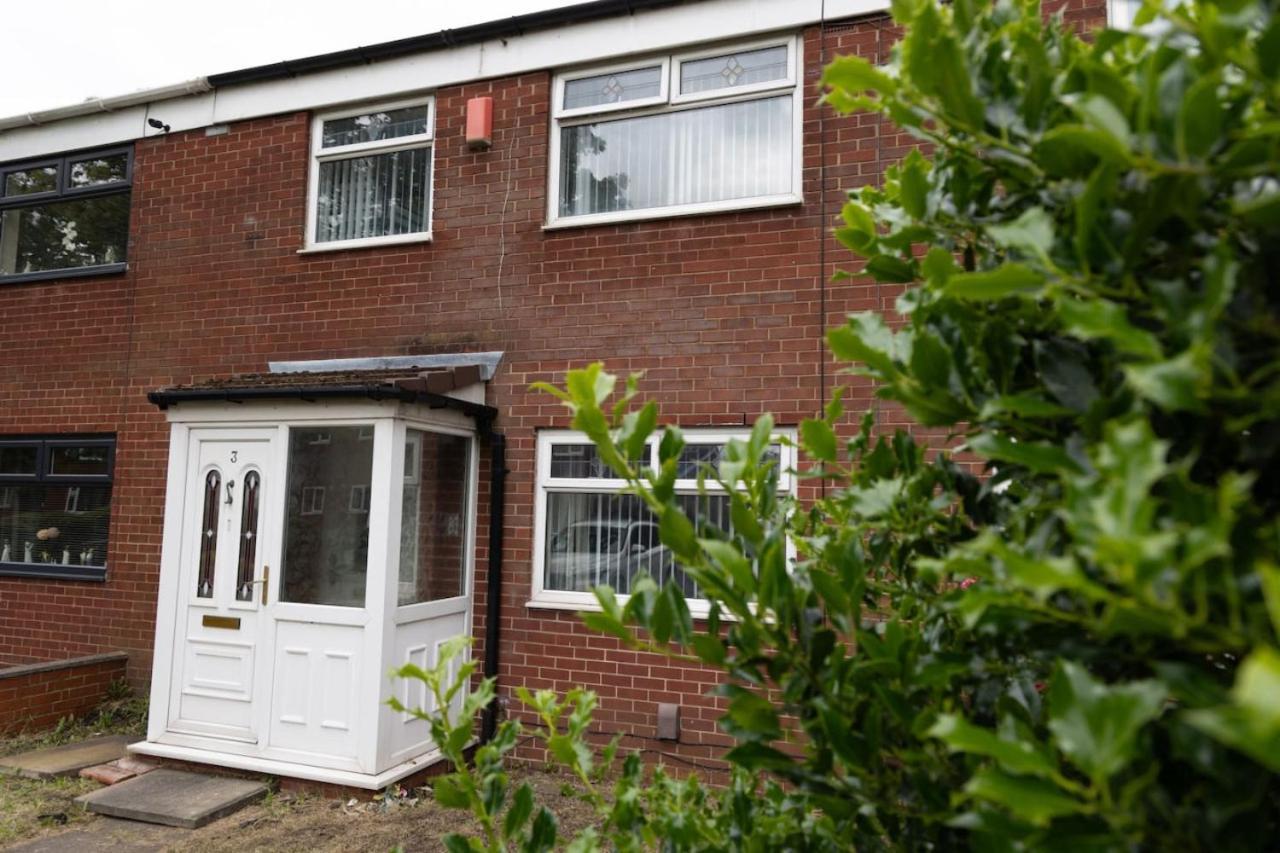 3 Bed Home Sleeps 8 People Located 1 Min From Train Stop - Otley Terrace 올덤 외부 사진