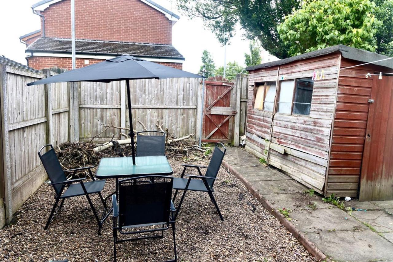 3 Bed Home Sleeps 8 People Located 1 Min From Train Stop - Otley Terrace 올덤 외부 사진