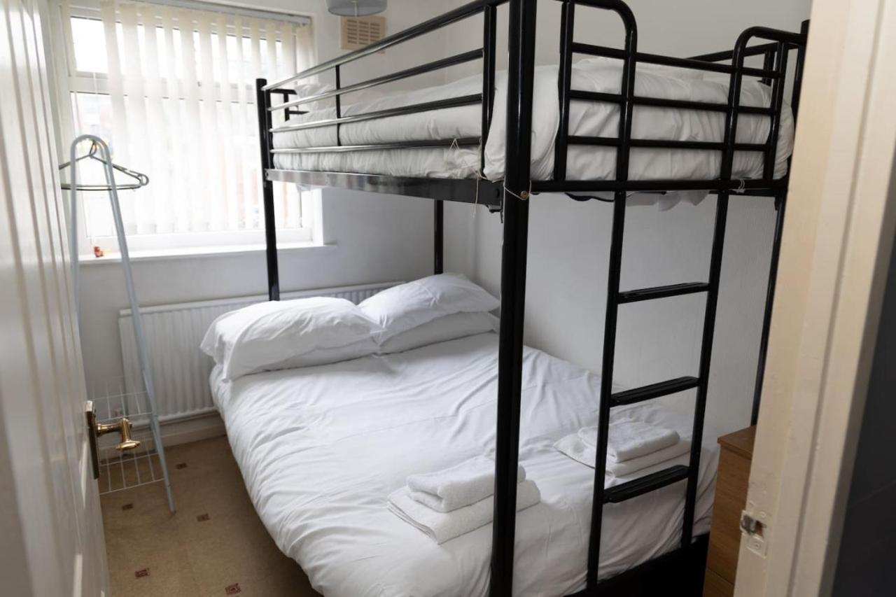 3 Bed Home Sleeps 8 People Located 1 Min From Train Stop - Otley Terrace 올덤 외부 사진