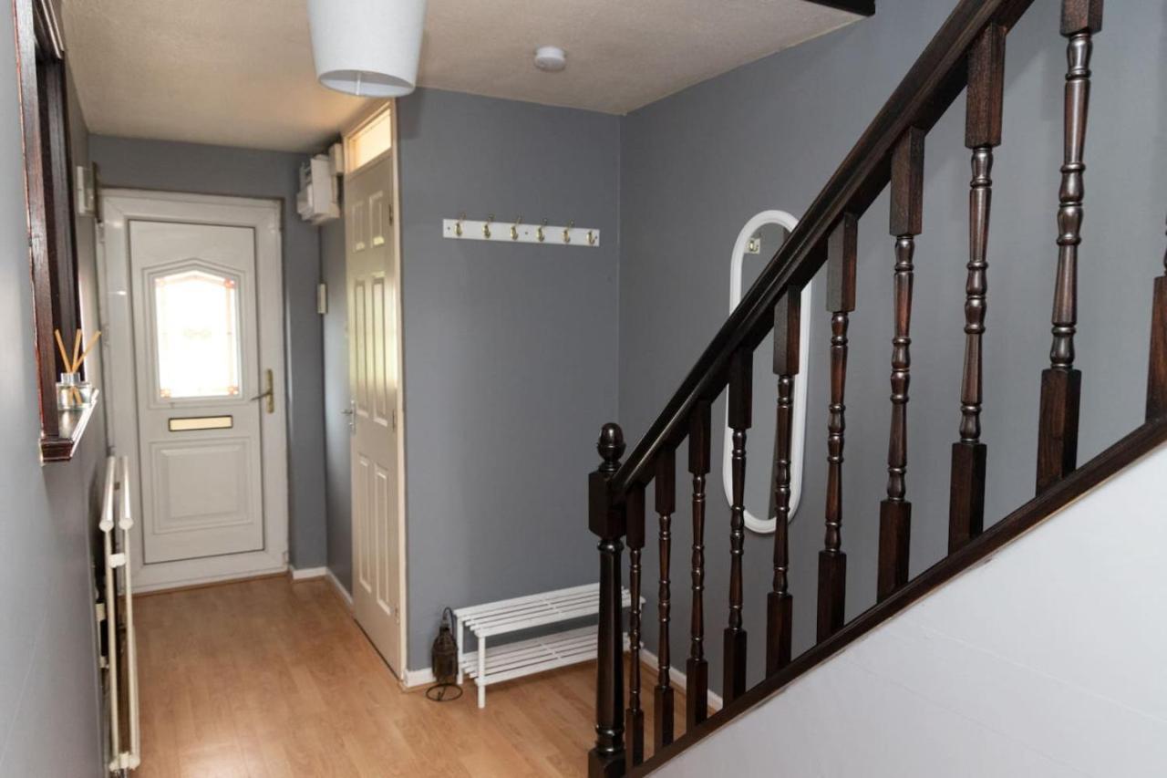 3 Bed Home Sleeps 8 People Located 1 Min From Train Stop - Otley Terrace 올덤 외부 사진