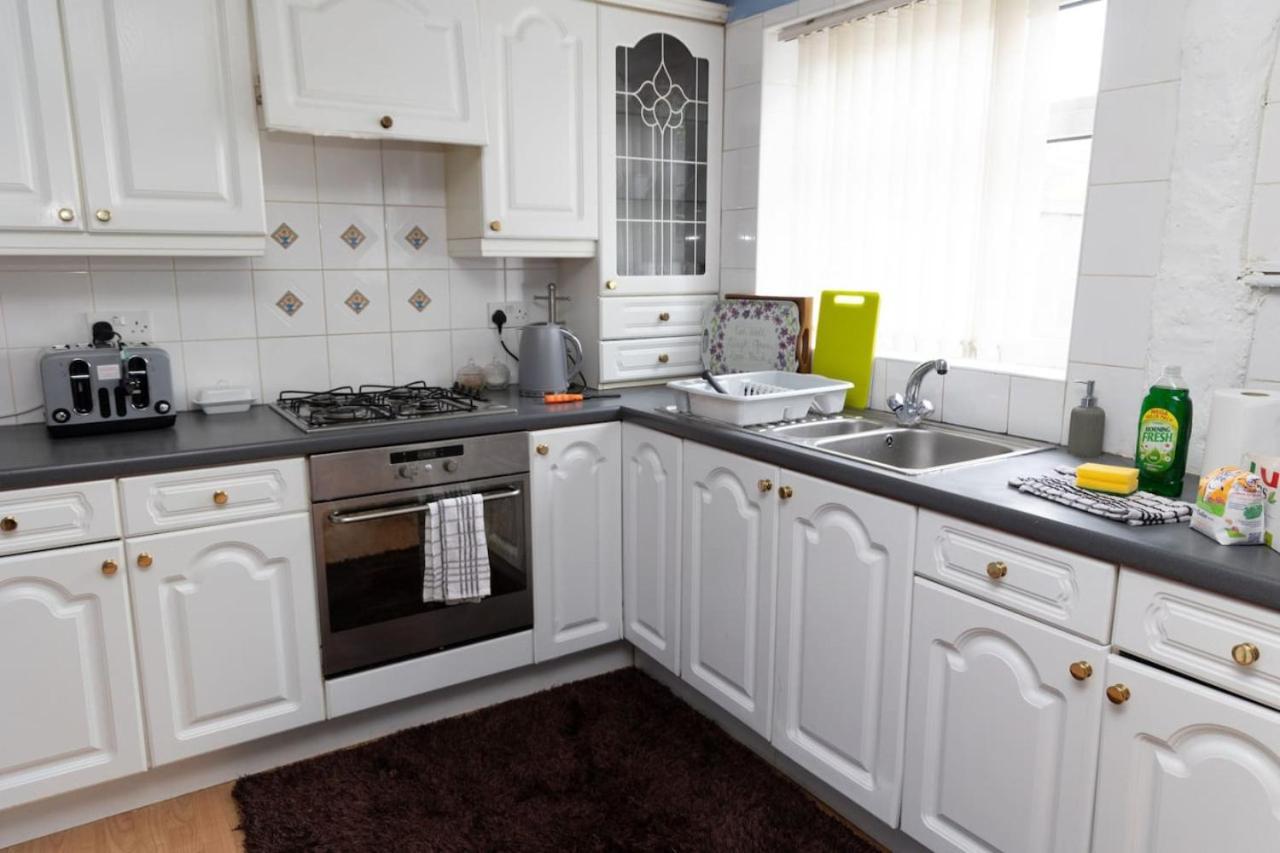 3 Bed Home Sleeps 8 People Located 1 Min From Train Stop - Otley Terrace 올덤 외부 사진