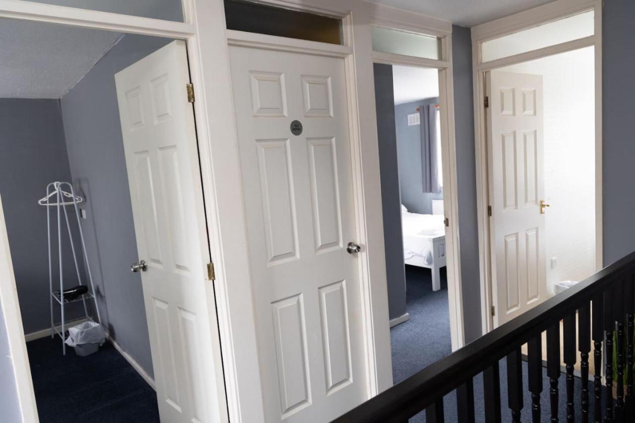 3 Bed Home Sleeps 8 People Located 1 Min From Train Stop - Otley Terrace 올덤 외부 사진