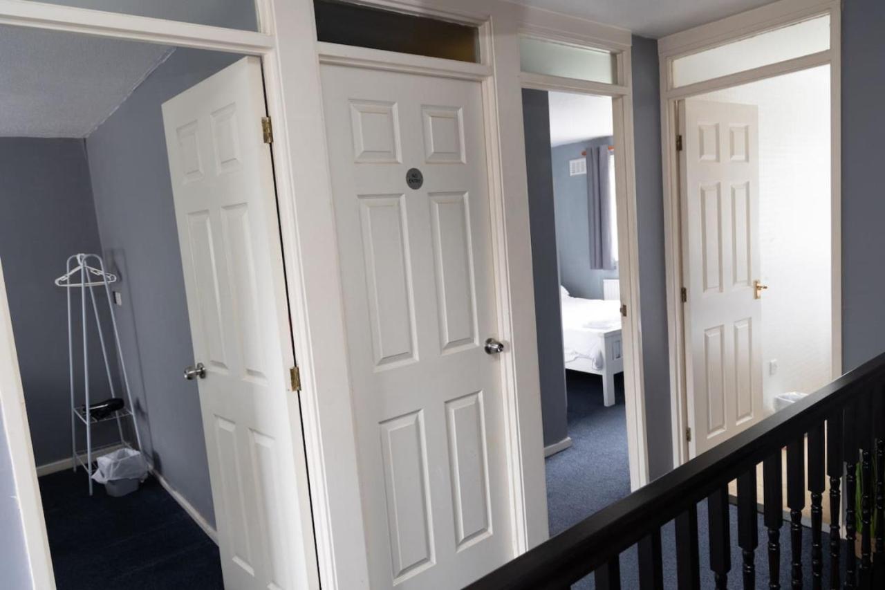 3 Bed Home Sleeps 8 People Located 1 Min From Train Stop - Otley Terrace 올덤 외부 사진