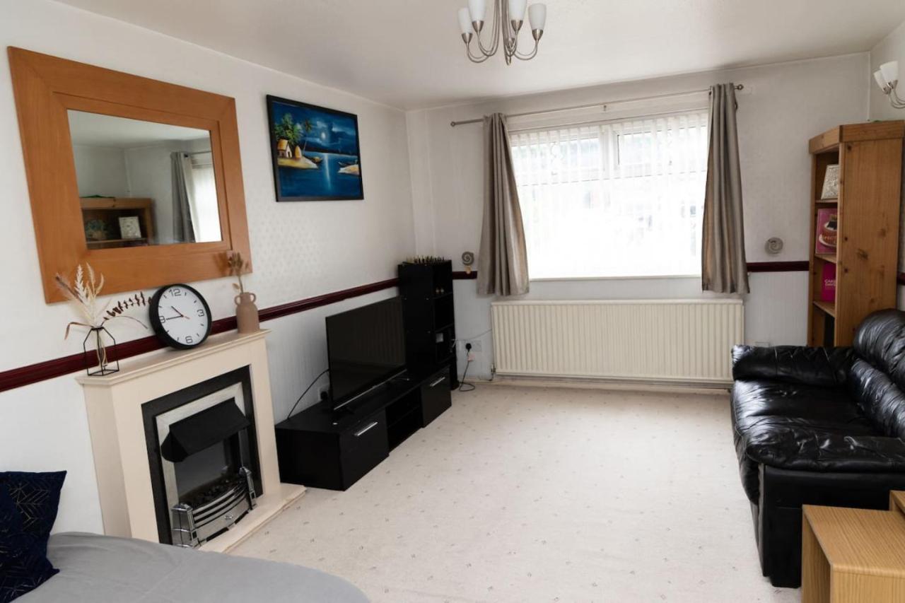 3 Bed Home Sleeps 8 People Located 1 Min From Train Stop - Otley Terrace 올덤 외부 사진