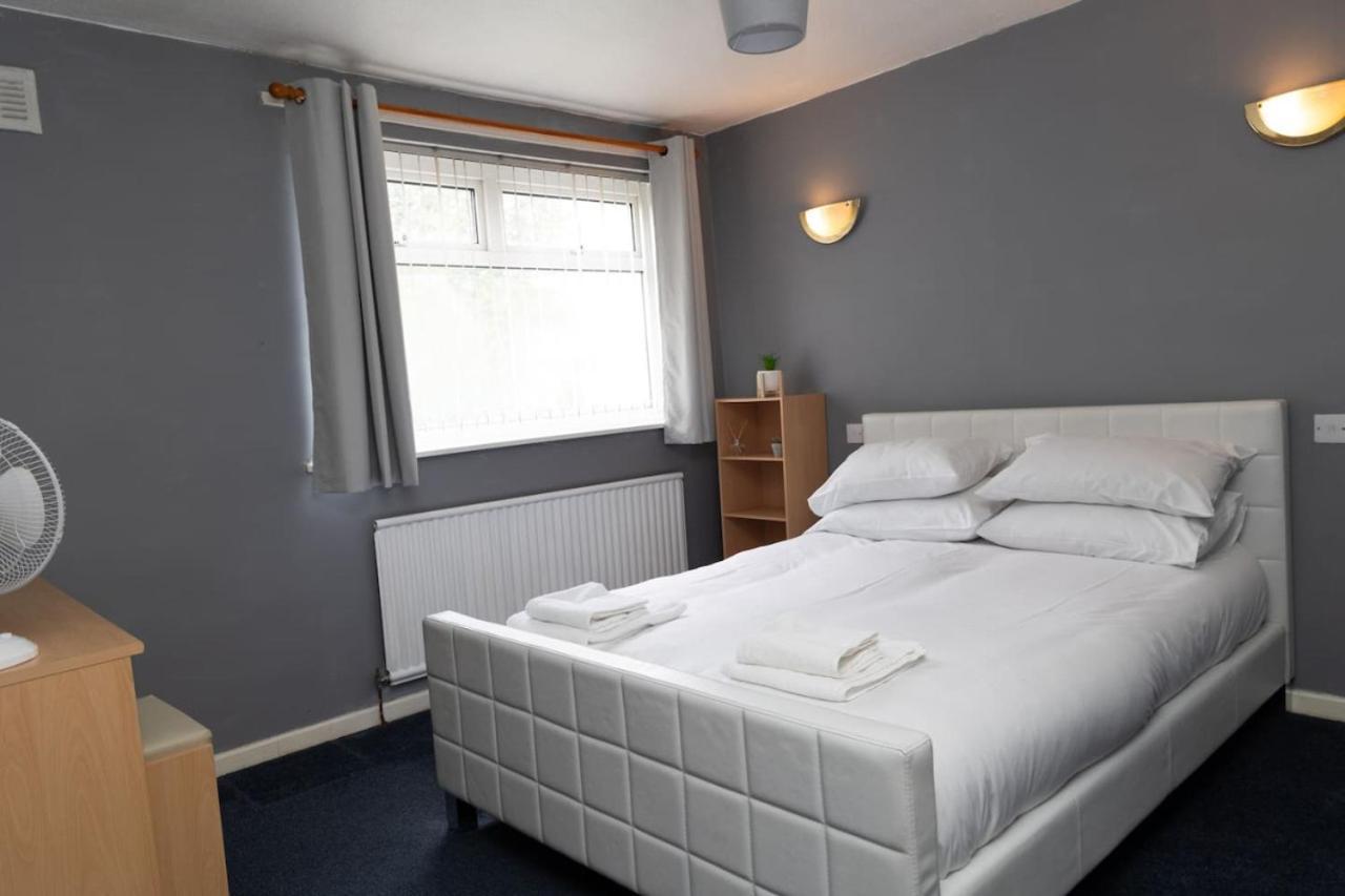 3 Bed Home Sleeps 8 People Located 1 Min From Train Stop - Otley Terrace 올덤 외부 사진