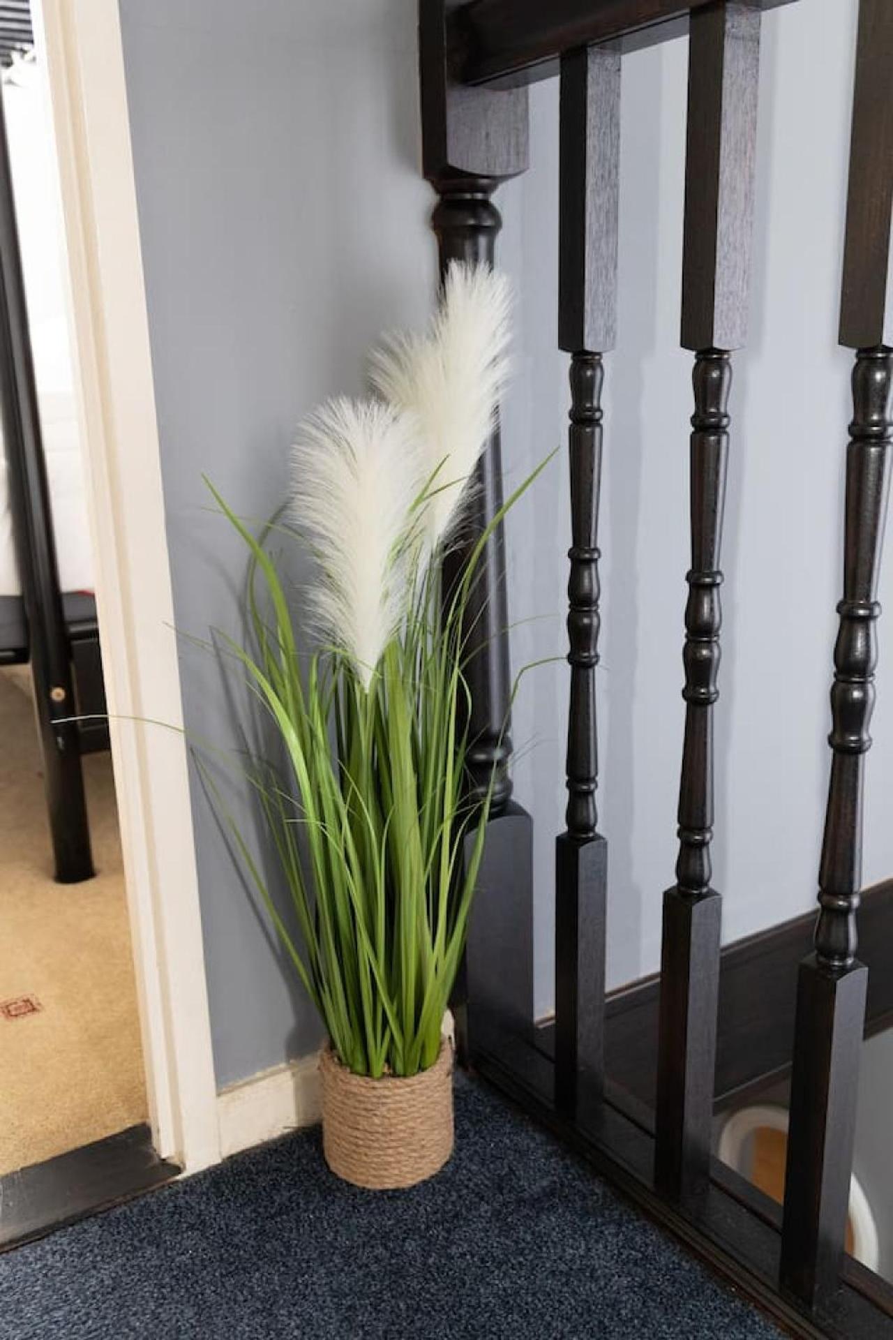 3 Bed Home Sleeps 8 People Located 1 Min From Train Stop - Otley Terrace 올덤 외부 사진